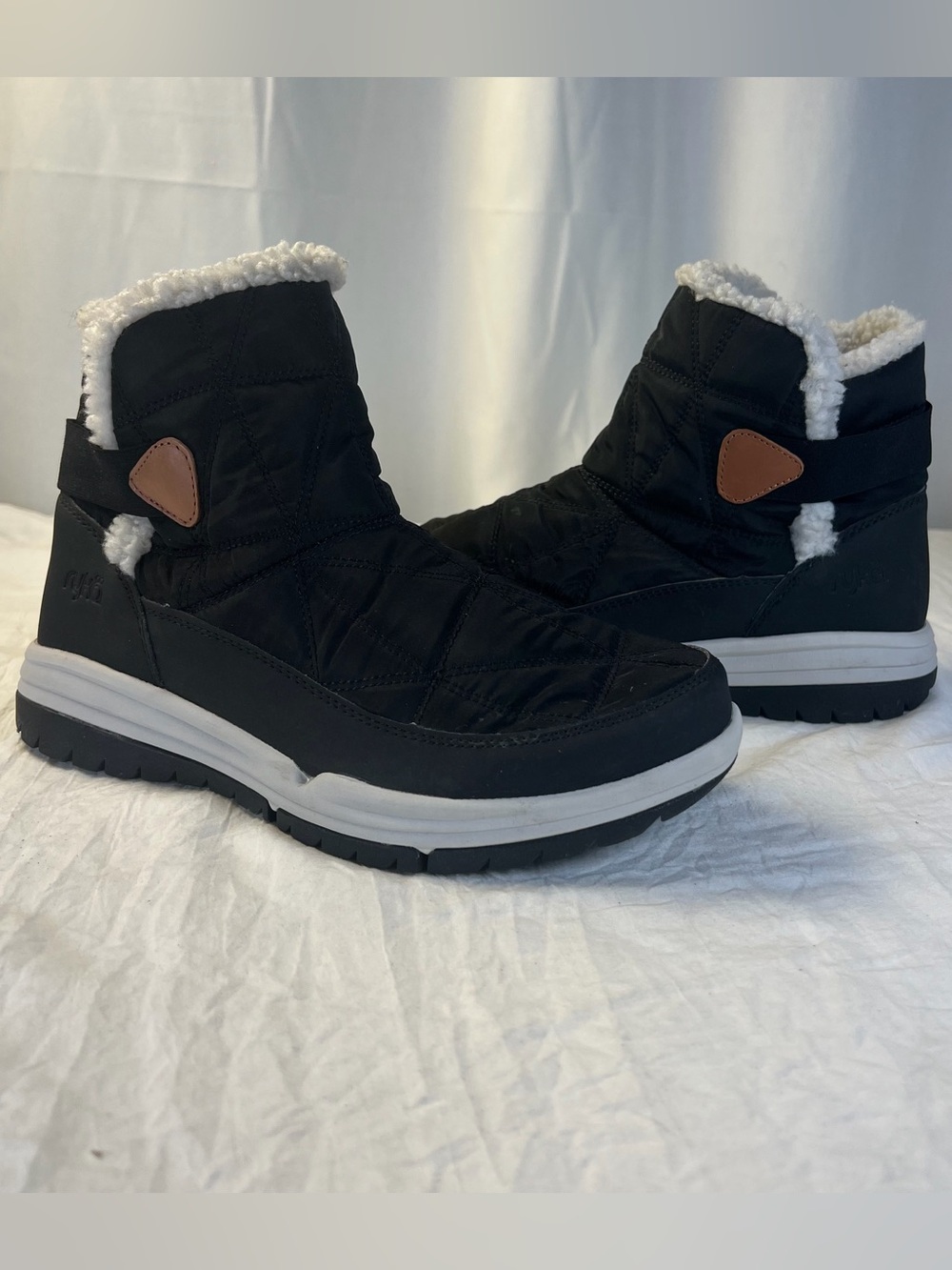 Ryka Black Quilted Ankle SlipOn Winter Boots sz7W White Sherpa Collar Snow Cozy